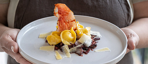 Tortellini ripieni di formaggio dell’Alto Adige su radicchio saltato e Speck Alto Adige IGP