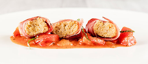 Polenta im Speckmantel auf Peperonata
