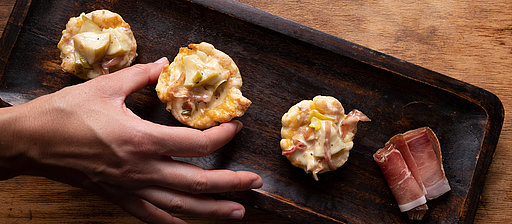 Barchette di pasta sfoglia con Mele e Speck Alto Adige Barchette di pasta sfoglia con Mele e Speck Alto Adige